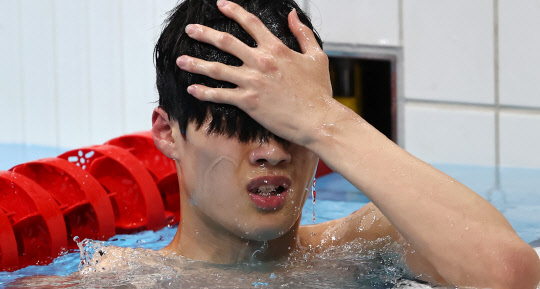 27일 일본 도쿄 아쿠아틱스센터에서 열린 도쿄 올림픽 남자 자유형 200m 결승전에서 황선우 선수가 7위로 경기를 마친 뒤 아쉬워 하고 있다. 연합뉴스